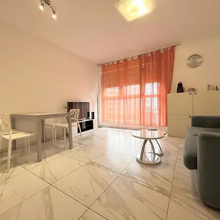 5 Rent Center Apartment *