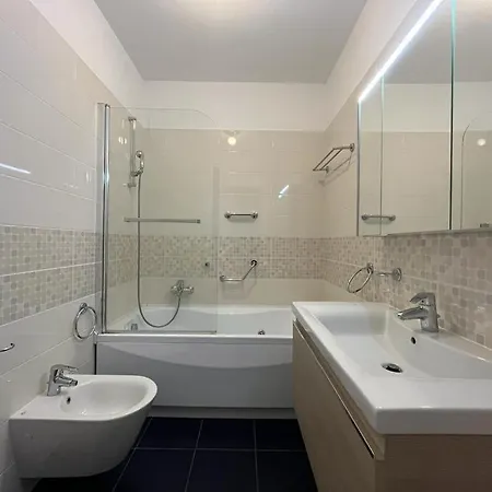 5 Rent Center