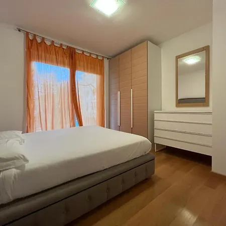 5 Rent Center Apartment *